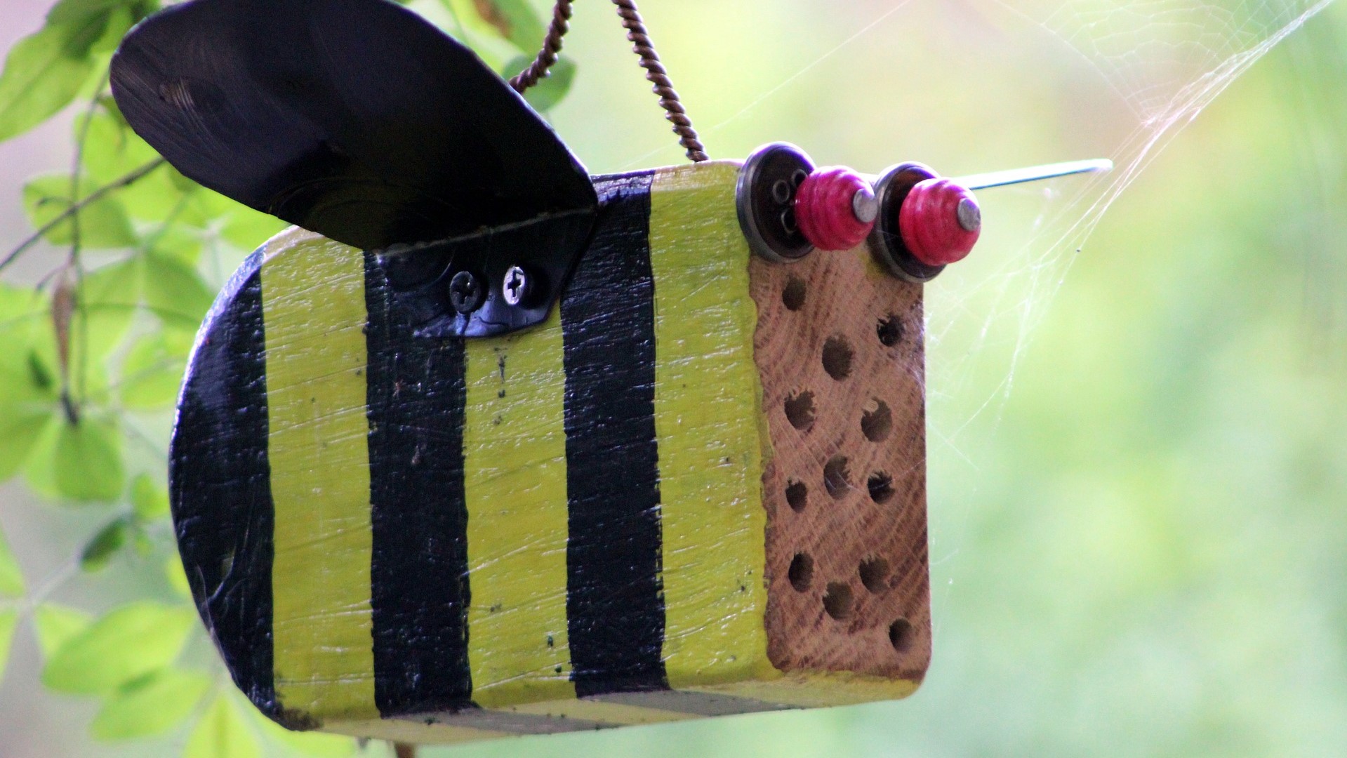 Attract Bees - Attract mason bees - mason bee nesting - Bee hotel 7