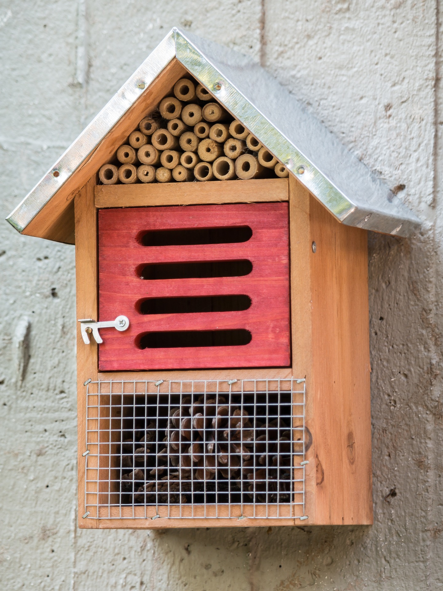 Attract Bees - Attract mason bees - Mason bee nesting - Bee hotel 2